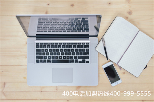 桌上放有筆記本電腦、筆記本、筆及手機